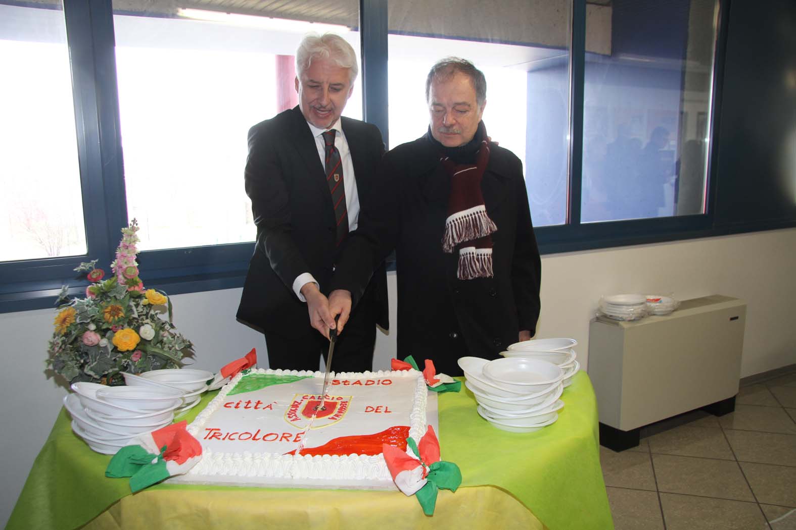 barilli-e-del-bue-tagliano-la-torta-tricolore